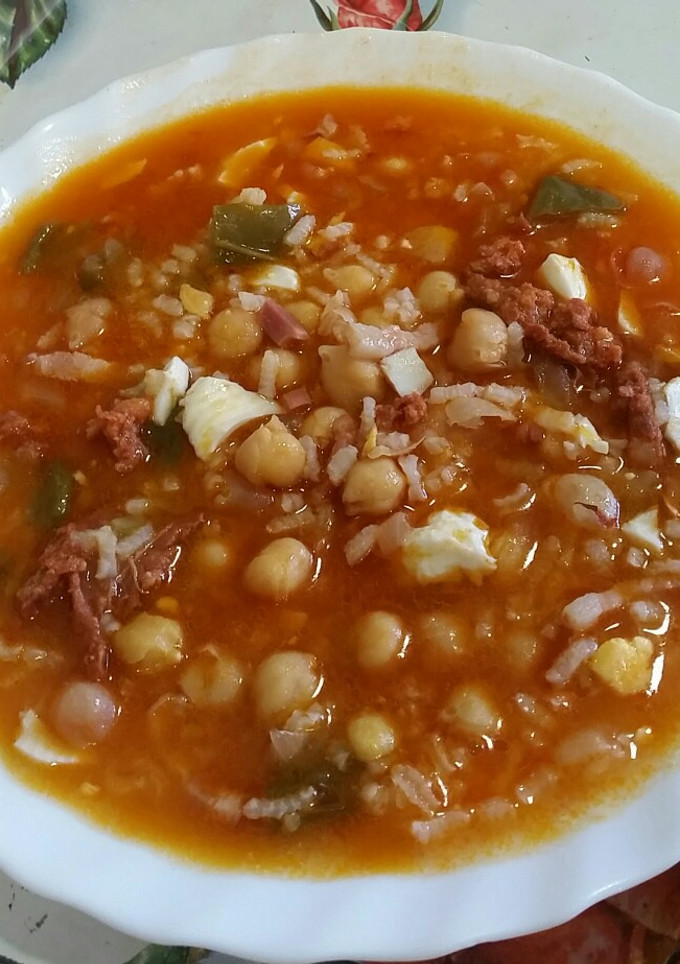 Una foto de Garbanzos guisados con arroz y más cosas