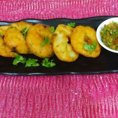A picture of Dry vade for snacks with tomatoes salsa.