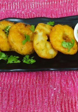 A picture of Dry vade for snacks with tomatoes salsa.