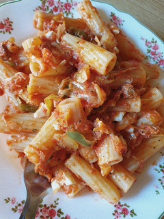 Una foto de Tortiglioni con atún y verduras