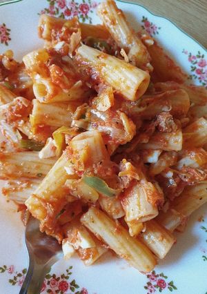 Una foto de Tortiglioni con atún y verduras