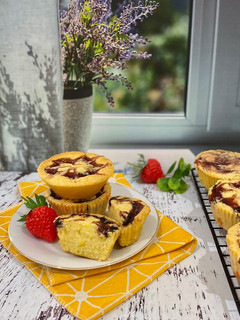 Foto resep Strawberry Blondies (White Choco brownies with strawberry jam)