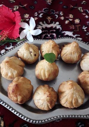 खवा मोदक (khawa modak recipe in marathi) रेसिपी चे मुख्य फोटो