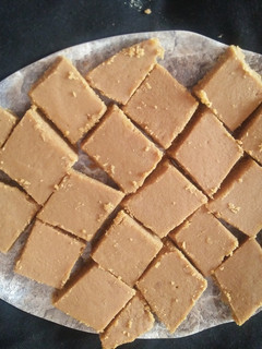 સુખડી(Sukhdi Recipe in Gujarati) રેસીપી મુખ્ય ફોટો