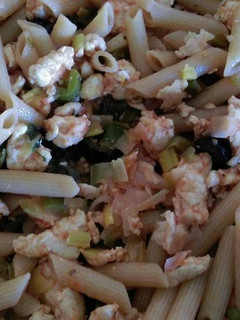 Una foto de Pasta con pollo y aceitunas negras