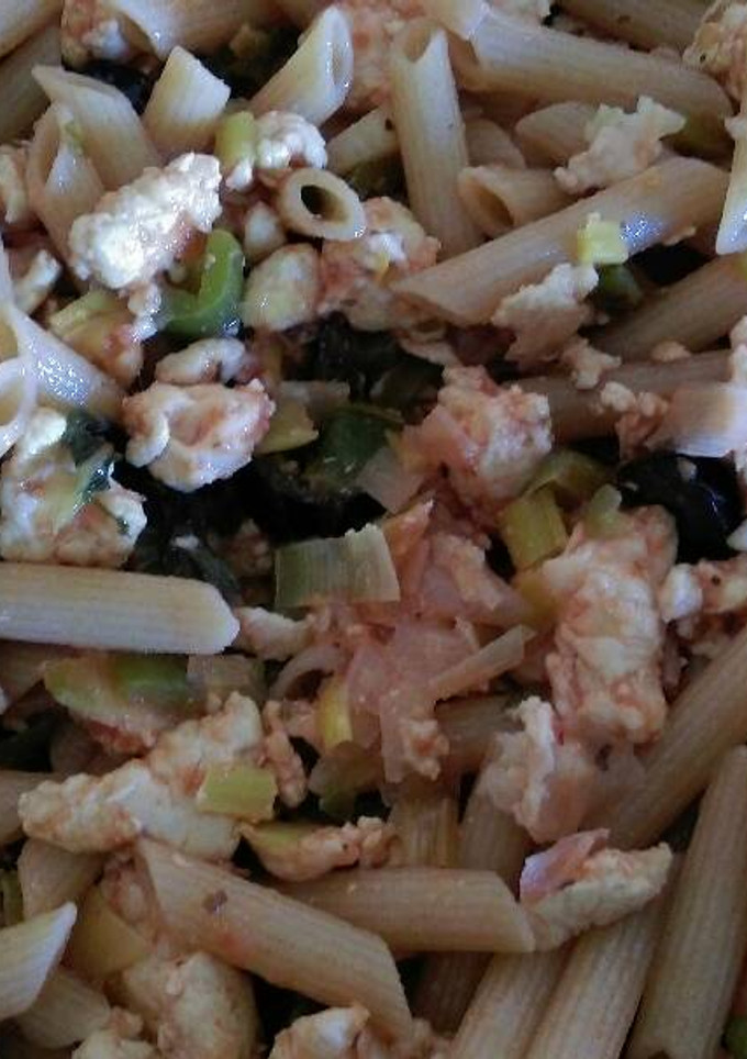 Una foto de Pasta con pollo y aceitunas negras