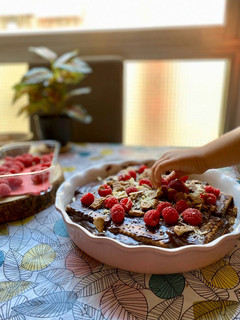 Una foto de Tarta de galletas con chocolate y frambuesas
