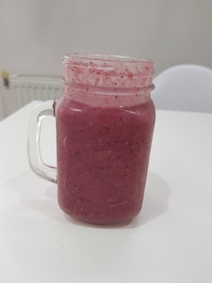 Una foto de Batido de frutos del bosque.🍇🍏🥝🍓🍒🍌