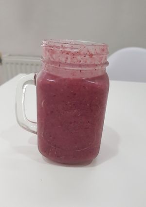 Una foto de Batido de frutos del bosque.🍇🍏🥝🍓🍒🍌