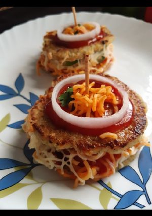 ચીલા બર્ગર (Chila Burger Recipe In Gujarati) રેસીપી મુખ્ય ફોટો