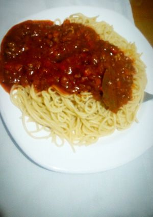 Una foto de Fideos con salsa de carne y chorizo 😋🍝