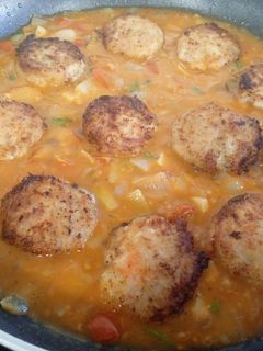 Una foto de Albóndigas de cocido en salsa de tomate