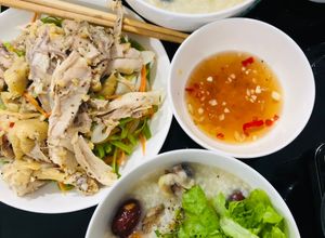 Hình của món Cháo gà trộn gỏi rau muống.