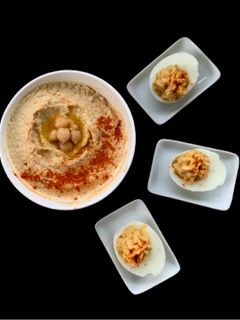 Foto di Hummus di Ceci con Deviled Eggs (uova alla diavola)