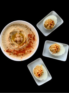 Foto di Hummus di Ceci con Deviled Eggs (uova alla diavola)