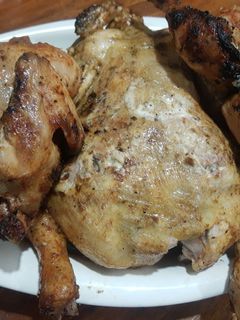 Una foto de Pollos entero asados al carbón