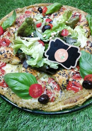 Une photo de 👑Couronne feuilletée Tomate Pesto Mozza