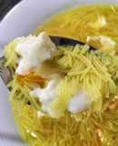 Sopa de verduras y cúrcuma con fideos y huevo