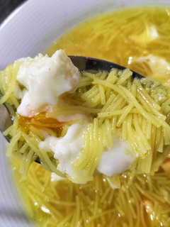 Una foto de Sopa de verduras y cúrcuma con fideos y huevo