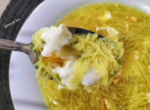 Una foto de Sopa de verduras y cúrcuma con fideos y huevo