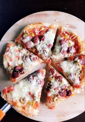 صورة لوصفة بيتزا بالنقانق 😋🍕