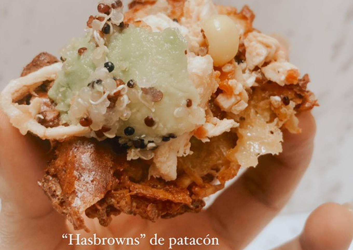 “Hashbrowns” de Plátano verde asado con queso mozzarella 🧀, aguacate y pollo mechado 😋