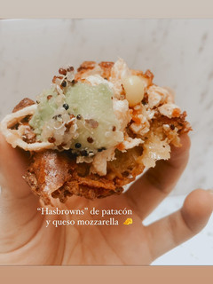 Una foto de “Hashbrowns” de Plátano verde asado con queso mozzarella 🧀, aguacate y pollo mechado 😋