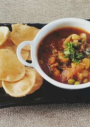 पुरी भाजी (Puri Bhaji Recipe In Marathi) रेसिपी चे मुख्य फोटो 