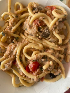 Foto di Pasta al tonno pomodorini olive nere