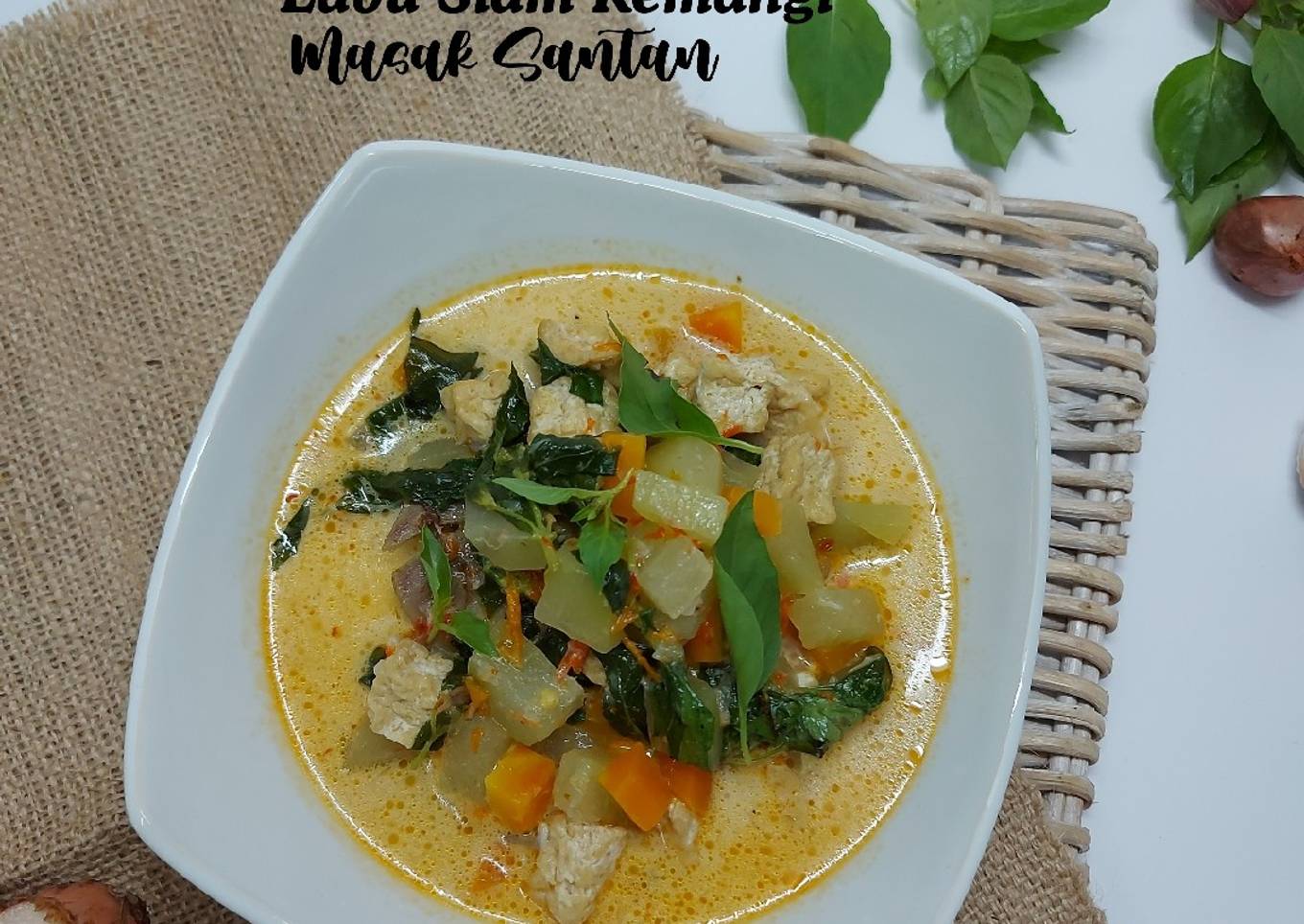 Kemangi siam dimasak ing santen