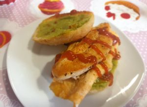 Foto principal de Desayuno hot Mexican sauce con solomillo de pollo y guacamole