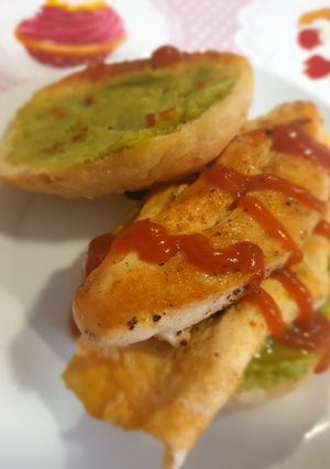 Una foto de Desayuno hot Mexican sauce con solomillo de pollo y guacamole