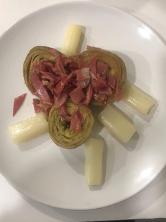 Una foto de Alcachofas con jamón y oro blanco de Navarra (espárragos frescos)