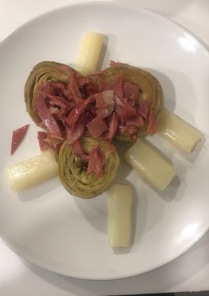 Una foto de Alcachofas con jamón y oro blanco de Navarra (espárragos frescos)