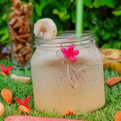 A picture of Banana and Almonds Shake.