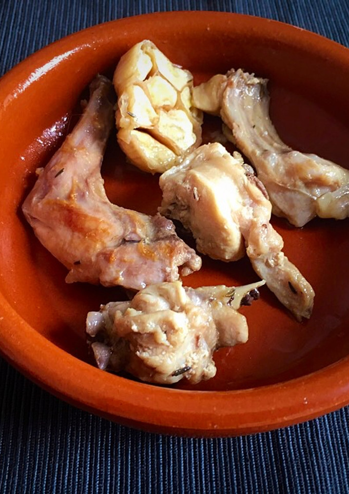 Una foto de Conejo al ajillo fácil