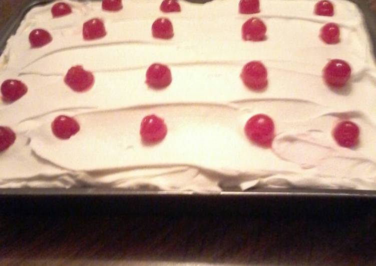 Steps to Make Quick Cherry Jello Poke Cake