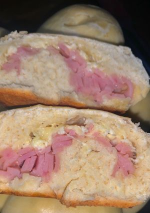 Una foto de Pancitos caseros rellenos de jamón y queso