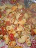 Fideos coditos en salsa con arvejas