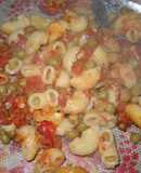 Fideos coditos en salsa con arvejas