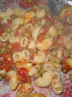 Una foto de Fideos coditos en salsa con arvejas