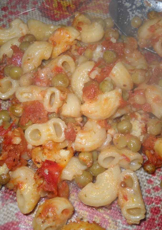Una foto de Fideos coditos en salsa con arvejas
