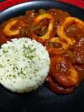 Lamelles d'encornets aux poivrons en sauce tomate