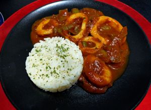 Une photo de Lamelles d'encornets aux poivrons en sauce tomate