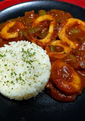 Une photo de Lamelles d'encornets aux poivrons en sauce tomate