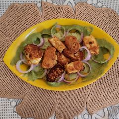 A picture of Paneer Shilpa Hari Masala (paneer steak with coriander leaves chutney).