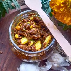 A picture of Garlic Pickle.