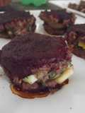 Tortas de carne rellenas de verduras de milpa y salsa de betabel con guajillo