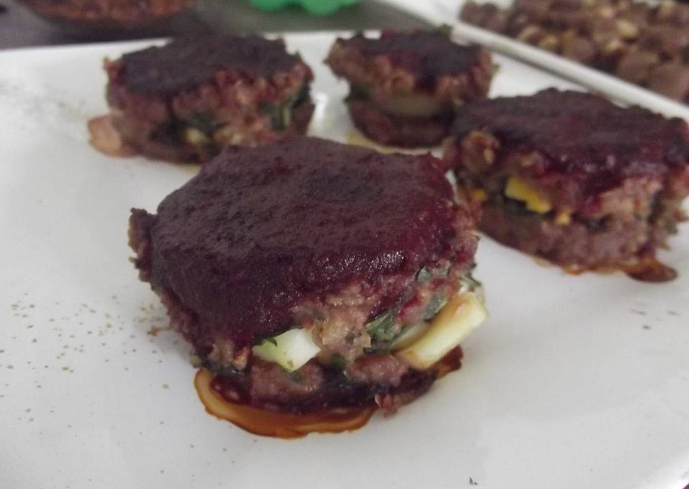 Tortas de carne rellenas de verduras de milpa y salsa de betabel con guajillo