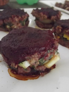 Una foto de Tortas de carne rellenas de verduras de milpa y salsa de betabel con guajillo